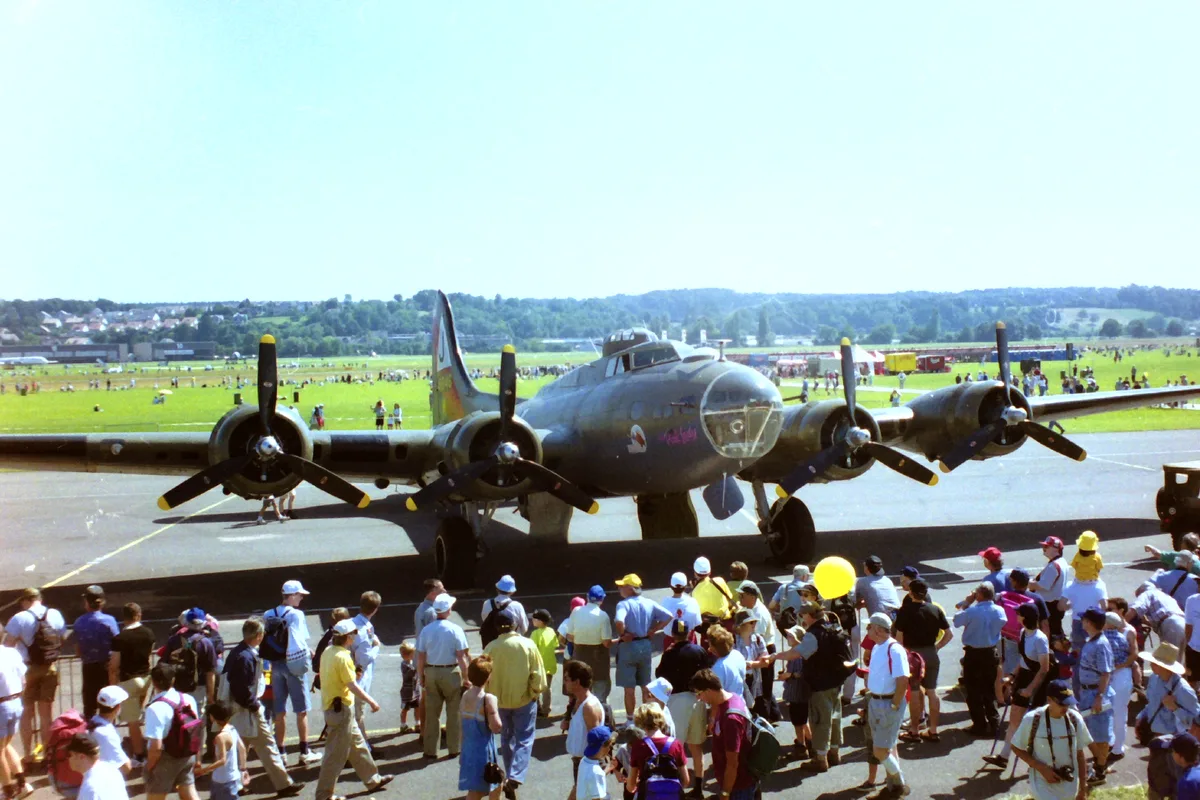 Die amerikanische Boeing B-17 landete während des Zweiten Weltkriegs in Dübendorf. Anlässlich des Flugfestivals im Jahr 2000 kehrte die «Flying Fortress» nach Dübendorf zurück.